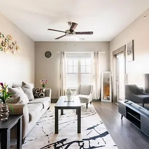  Apartment Uptown And Adventures With Pool, Bars & Shops